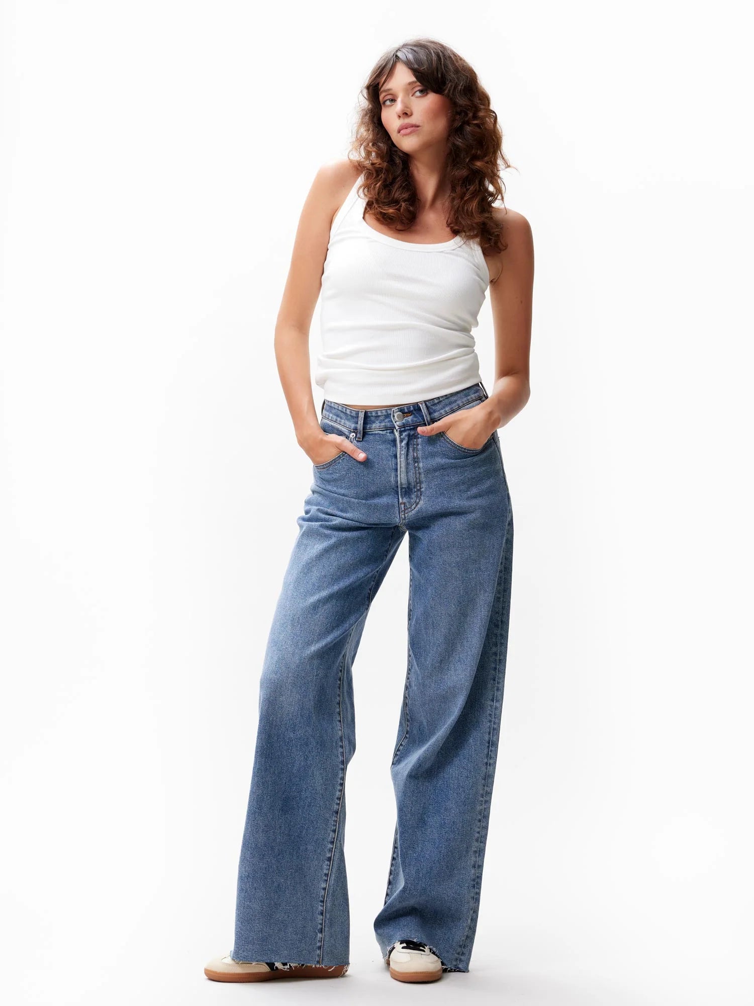 LOOSE FIT JEANS