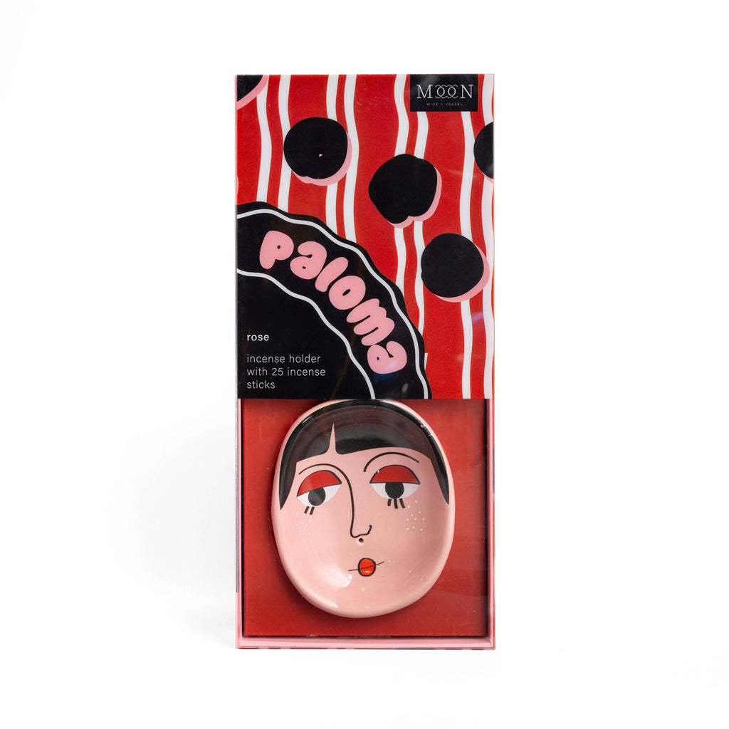 Paloma fait face à l'encens.